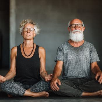 Възрастни хора практикуват йога