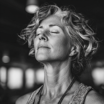 Група възрастни хора практикуват йога заедно